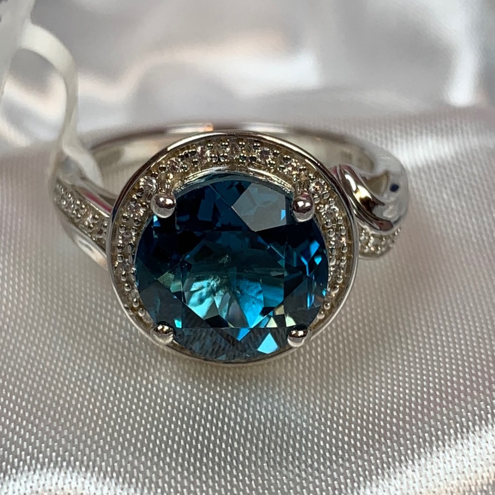 Elegant Silver and Blue Gemstone Ring